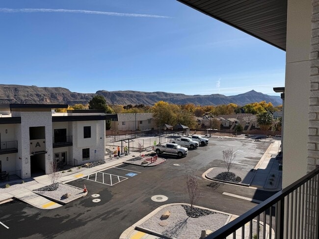 Foto del edificio - 983 W State St