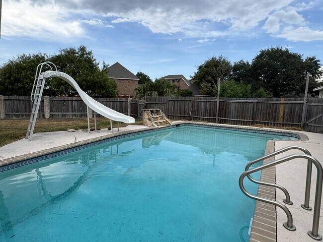 Foto del edificio - 7033 Bevington Dr