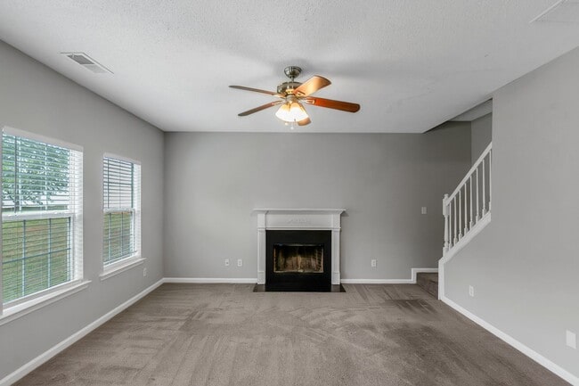 Building Photo - 4 Bedroom 3 bath Gorgeous Home