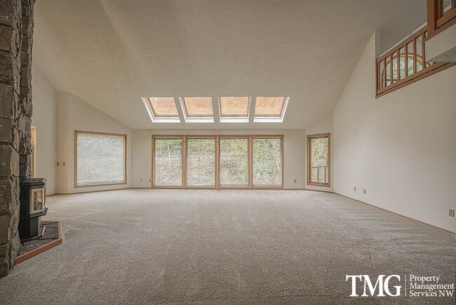 Building Photo - Stunning Custom-Built Home w/ Washougal River Access! Fresh paint and new floors!