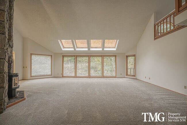 Foto del edificio - Stunning Custom-Built Home w/ Washougal River Access! Fresh paint and new floors!