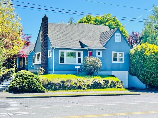 Building Photo - Renovated Craftsman House with Private Spa...