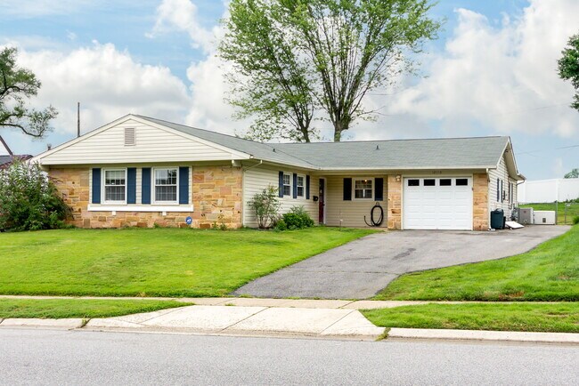 Foto del edificio - 12110 Tulip Grove Dr