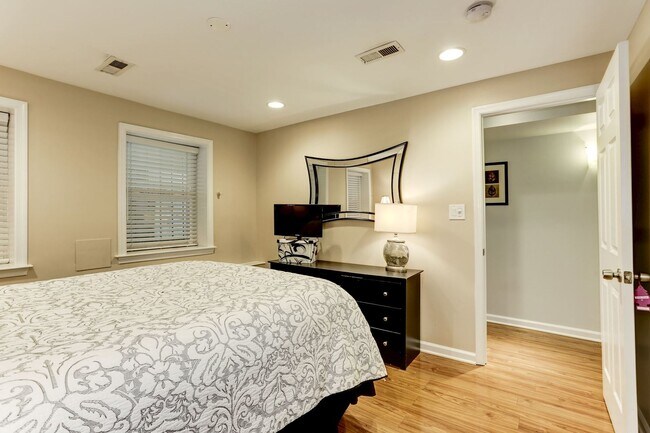 Foto del edificio - 1871 Newton St NW