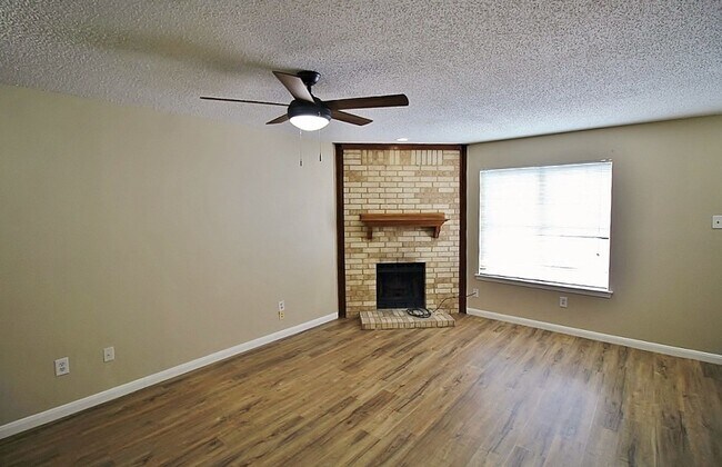 Building Photo - Recently Remodeled 2-Story 2/1.5 Townhome ...