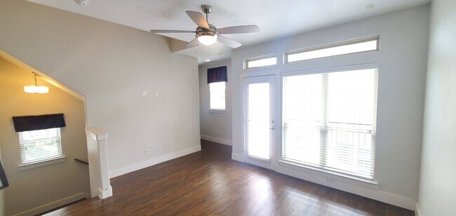 Foto del edificio - Energy Efficient Urban Townhome w/ Open Floorplan, Gourmet Kitchen, Rooftop Patio, & Exall Park N...