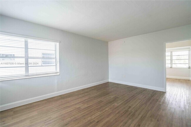 Foto del edificio - 8315 Byron Ave