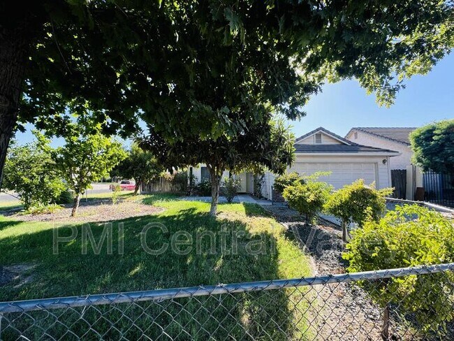 Building Photo - 1702 5th St