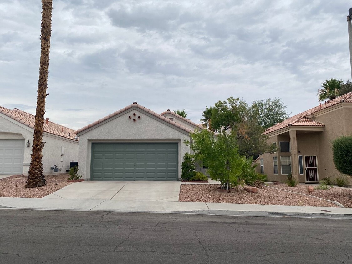 Foto principal - 2 bed/ 2 bath home located in Peccole Ranch