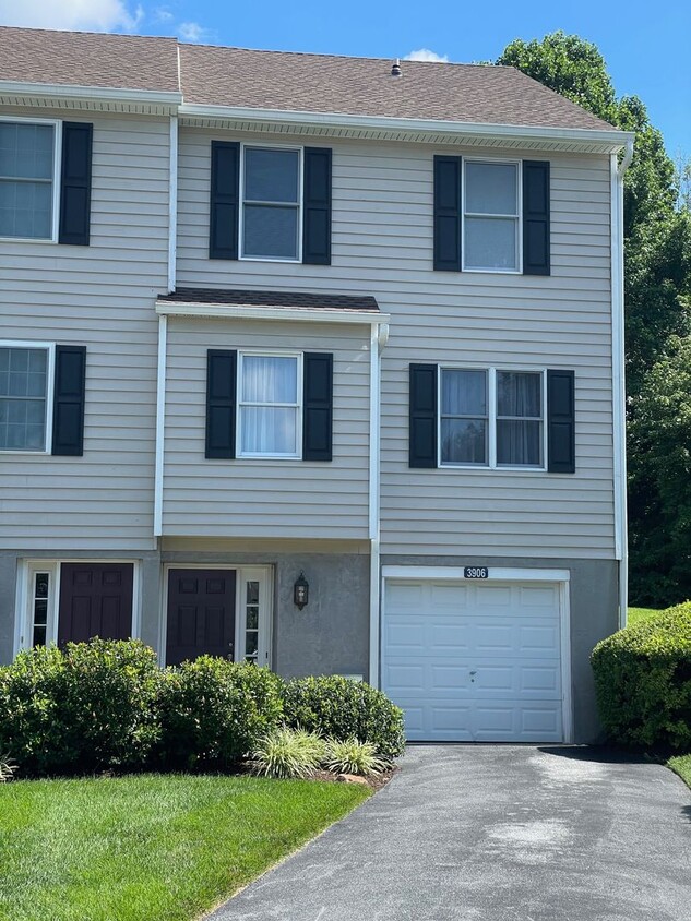 Primary Photo - Super Clean Townhome in Springhill Farms