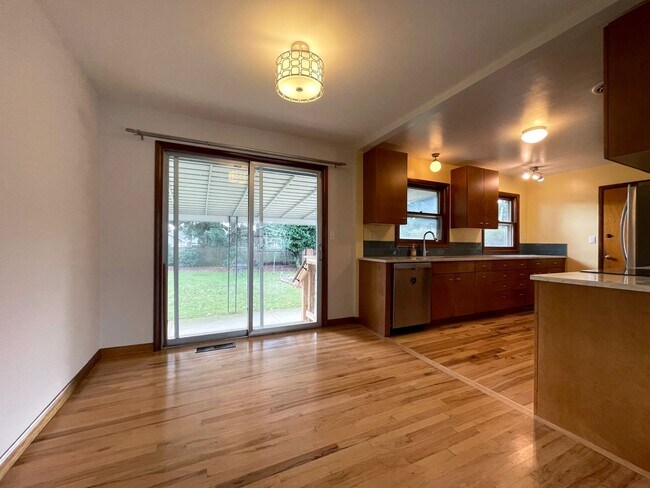 Foto del edificio - Charming Mid-Century Ranch with Large Yard and Attached Garage