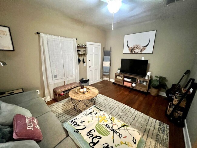 Building Photo - Historic Earlewood Park Apartment