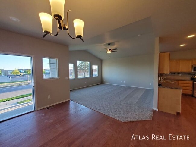 Foto del edificio - 708 Finch Dr