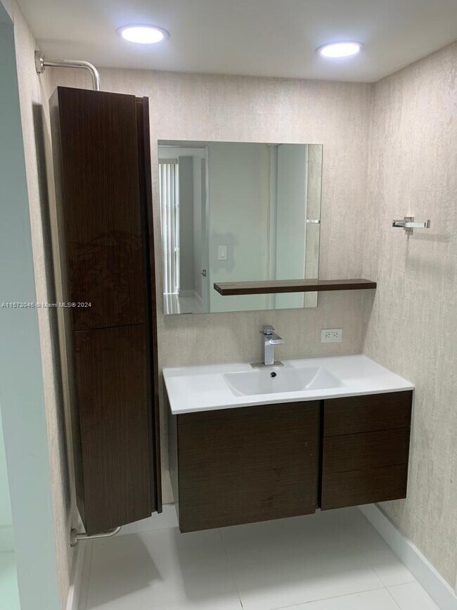 Foto del edificio - 16909 N Bay Rd