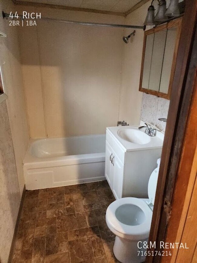 Building Photo - Quiet 2 Bedroom Apartment