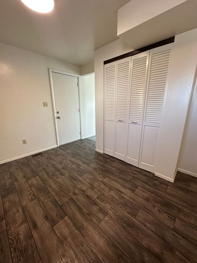 Foto del edificio - 700 700 W