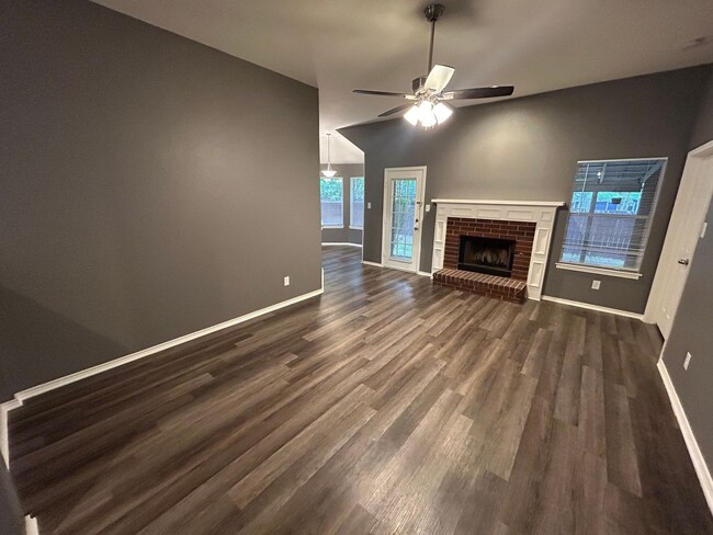 Building Photo - **PENDING APPLICATION** MUST SEE!! Gorgeou...