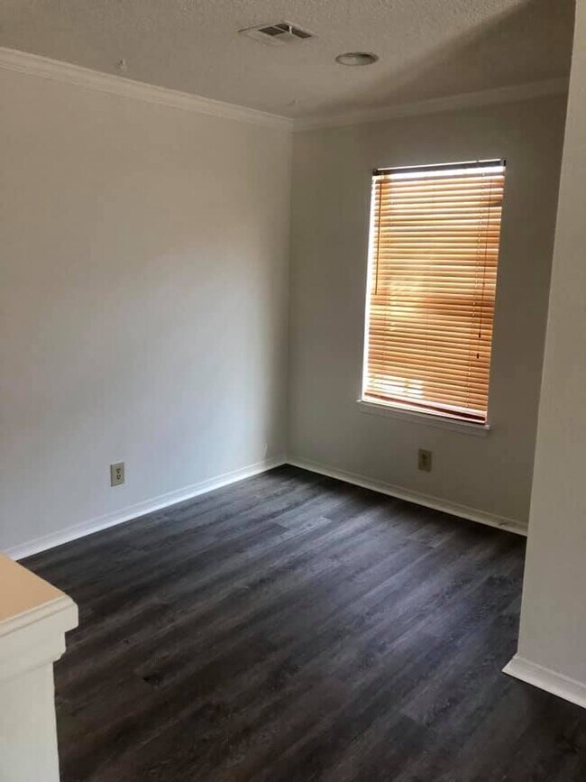 Foto del edificio - 2463 E 10th St