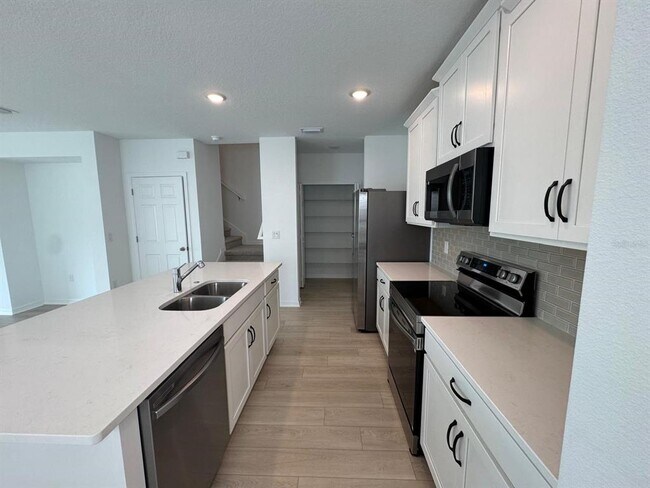 Foto del edificio - 466 Thompson Vlg Ave