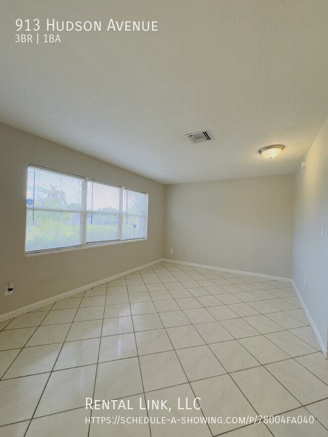 Building Photo - Charming 3-Bedroom Home in Lehigh Acres – ...