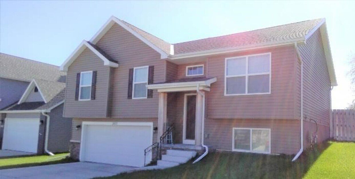 Primary Photo - 4 bed, 2.5 bath West A and SW30th