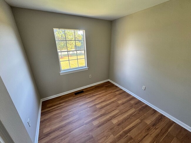 Building Photo - Updated townhouse convenient to Laburnum/Mechanicsville Tnpk