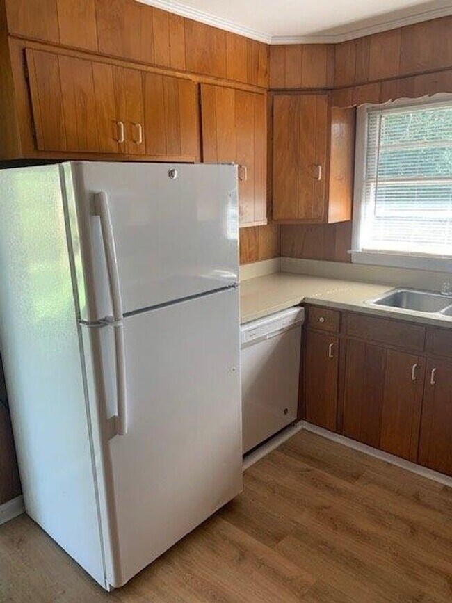 Foto del edificio - Nice 3 Bed 2 Bath Available Fall 2025!