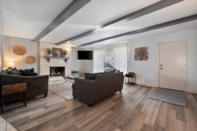 Building Photo - Fully Furnished Long-Term Rental!!