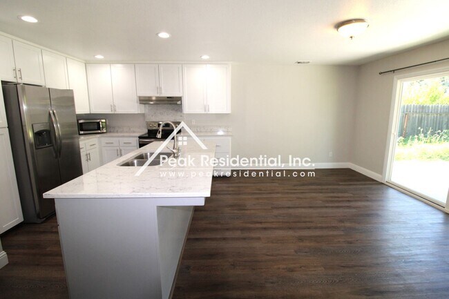 Foto del edificio - 3 br, 2 bath House - 8705 Valley Oak Ln