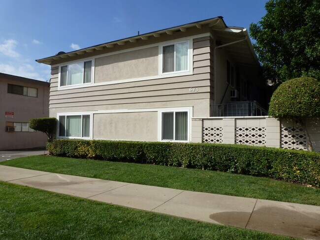 Front of the complex - 645 Scott Pl