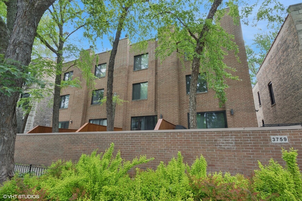 Primary Photo - 3759 N Kenmore Ave