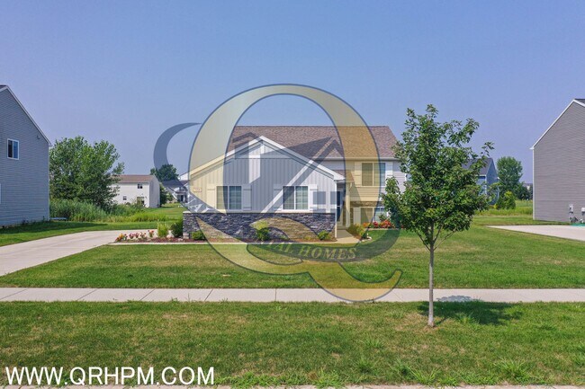 Building Photo - Immaculate Upgraded 3-Bed / 2-Bath Home in...