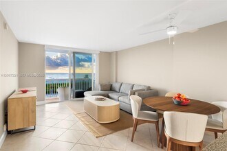 Building Photo - 401 Ocean Dr