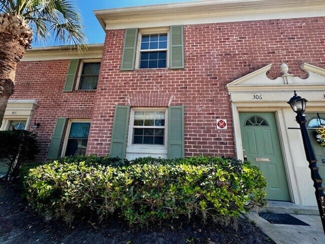 Foto del edificio - 2X2.5 -MOVE IN NOW! NEW LVP FLOORING ON 1ST FLOOR! NEW CARPET ON 2ND FLOOR! WATER VIEWS! CALL TOD...