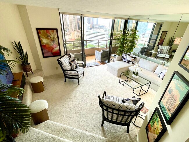 Sala de estar hundida desde la entrada y el comedor. - 1221 Victoria St