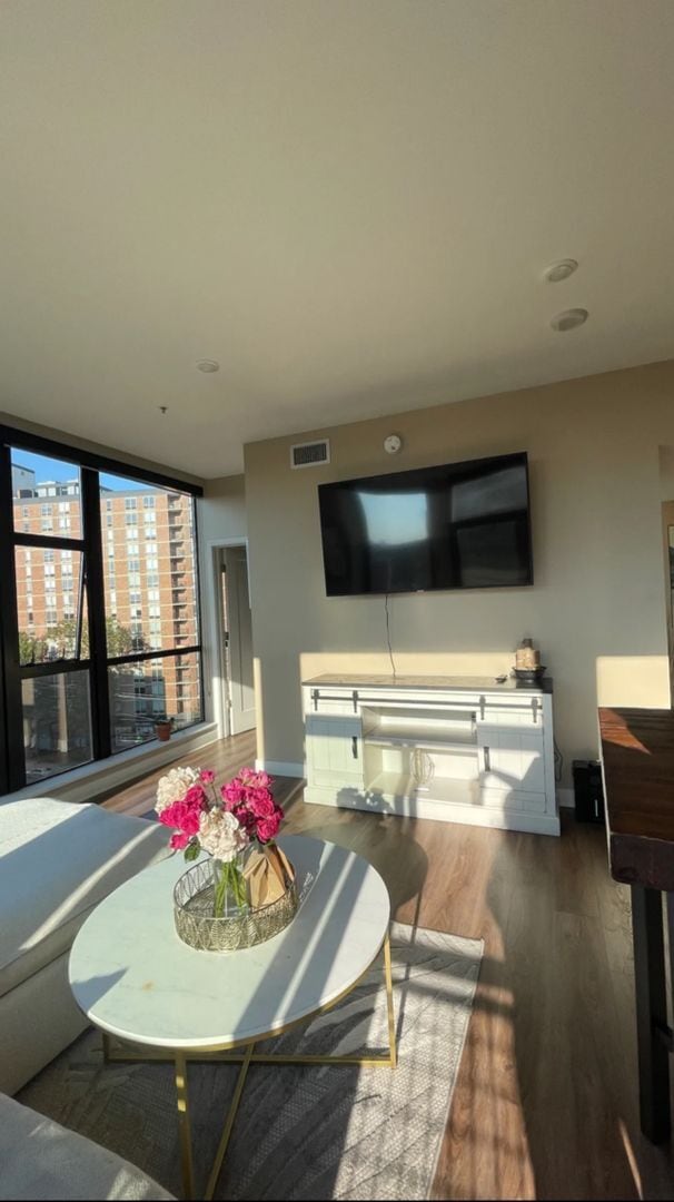 Foto del edificio - 1320 Fenwick Ln