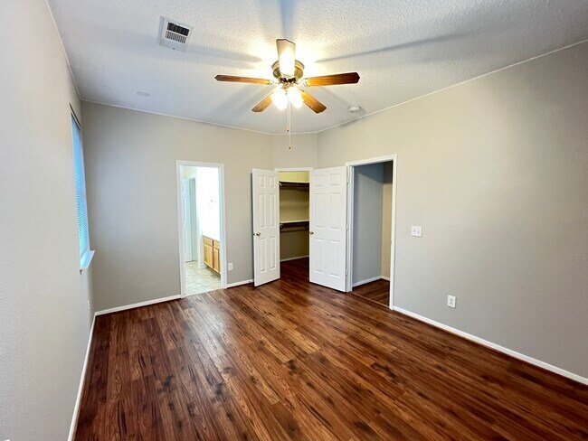 Building Photo - 2910 Blue Dawn Dr