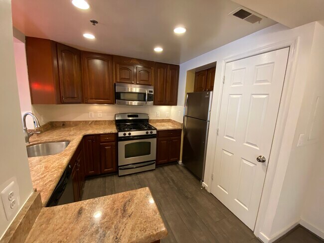 Kitchen - 1050 N Taylor St