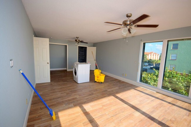 Building Photo - Furnished Vacation Rental Beach Front Condo