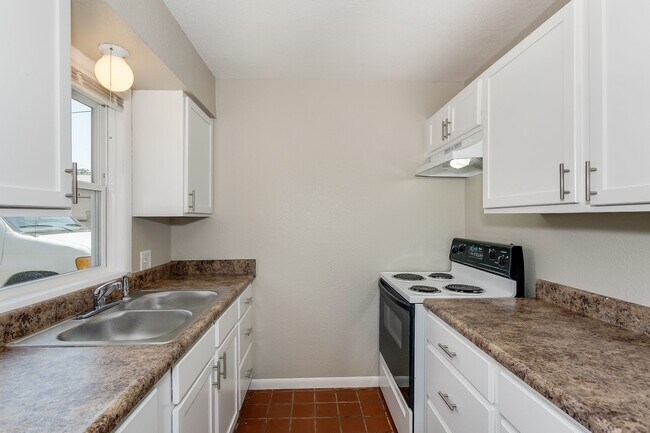 Building Photo - Affordable and Spacious 2 bedroom. Remodeled and conveniently located!