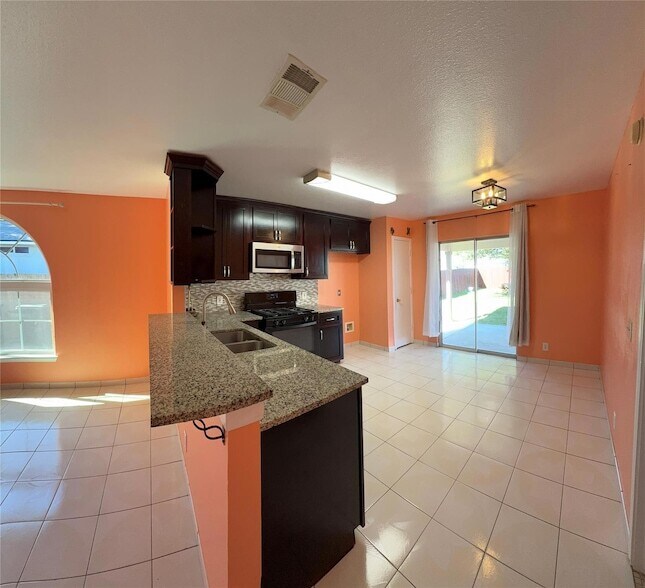 Foto del edificio - 5005 Daymon Ct