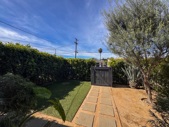 Foto del edificio - 958 Camulos St