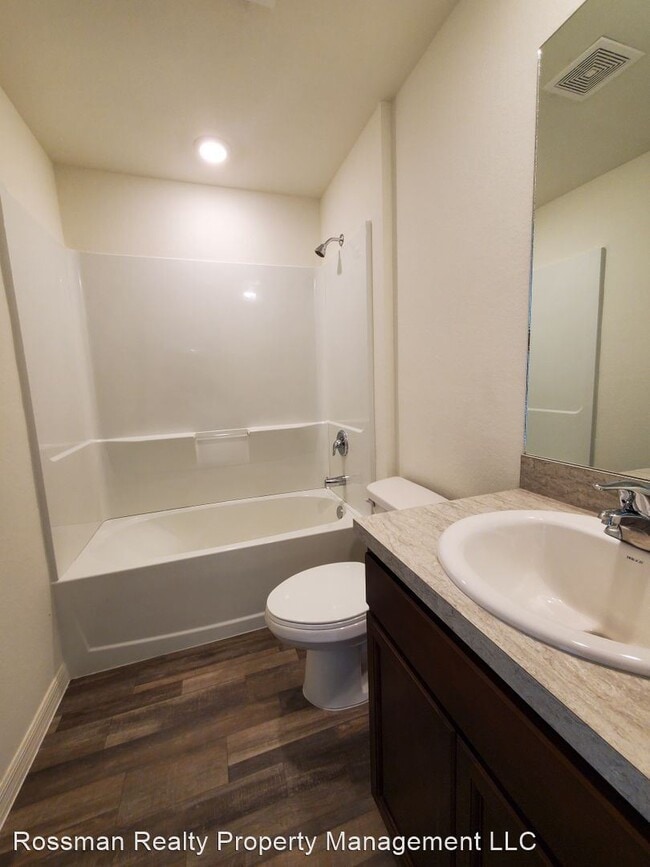 Building Photo - 4 br, 2 bath House - 2824 NE 3rd Ave