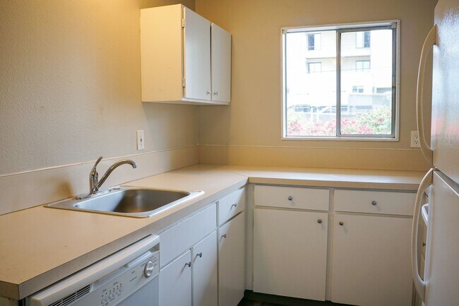 Foto del edificio - Great Top-Floor 2-Bedroom Near OHSU w/Private Balcony!