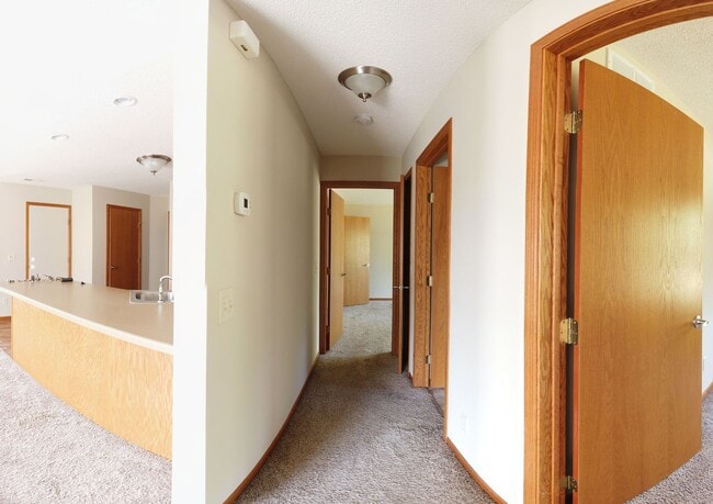 Building Photo - 2 Bedroom Town Home
