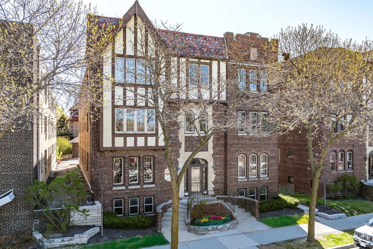 Primary Photo - 4428 N Oakland Ave