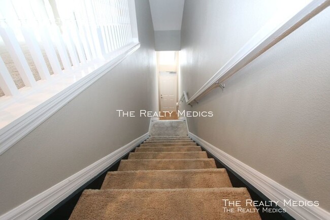 Building Photo - Cozy 3 BR / 2.5 BA Duplex