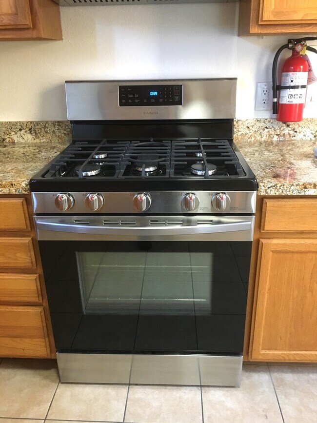 Gas stove, granit countertops. - 3632 17th St