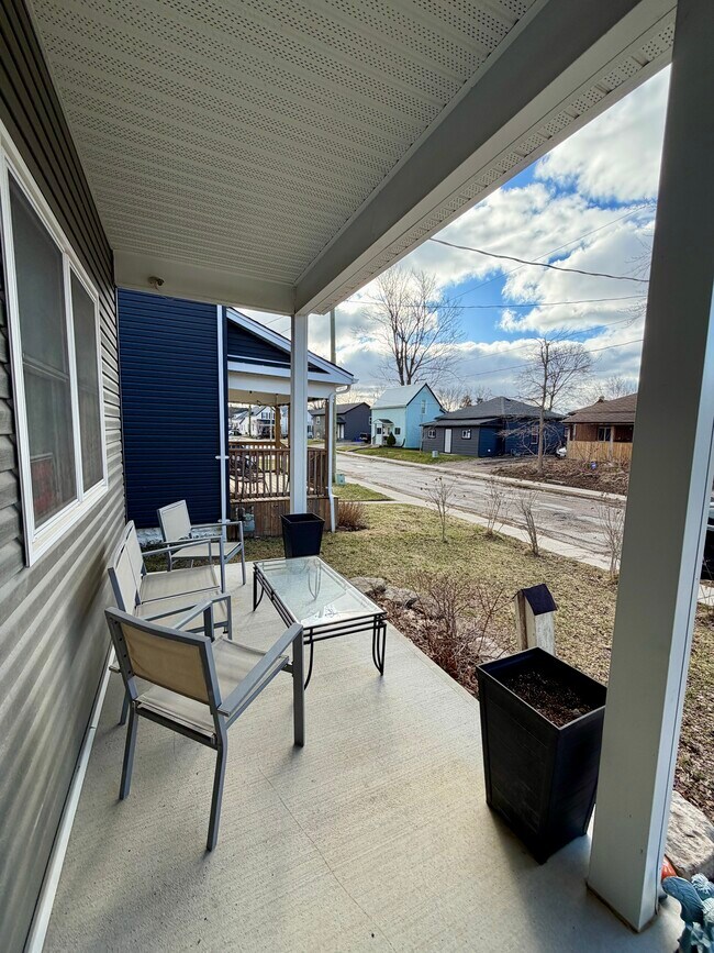 Building Photo - Spacious and well-maintained 5-bedroom, 2-bathroom bungalow located just minutes from the downtow...