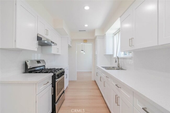 Building Photo - 11246 Saticoy St